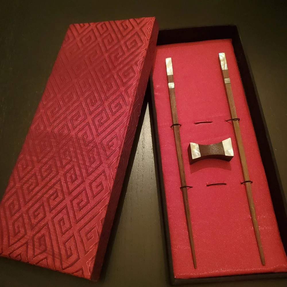 Chopsticks Your own set of chopsticks in a lovely ref box